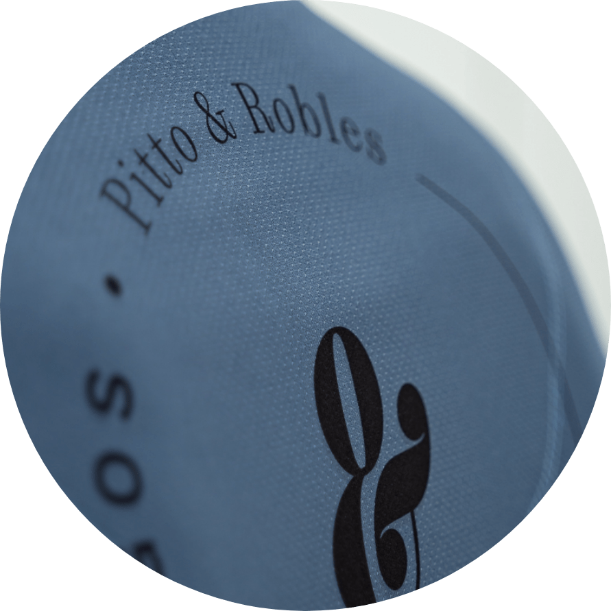 Textura vestuario con el logotipo de Pitto & Robles