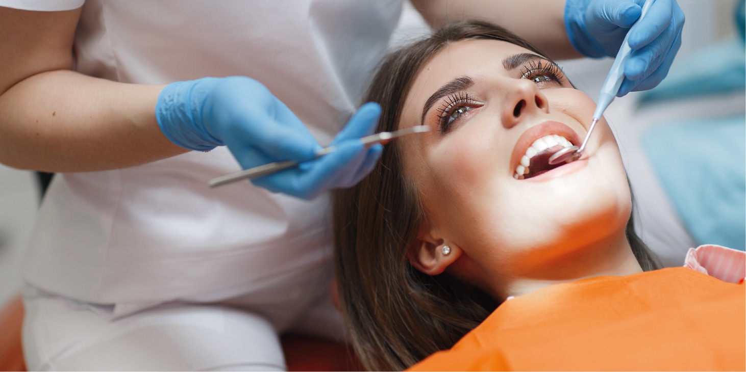 Tratamiento a una mujer en el dentista